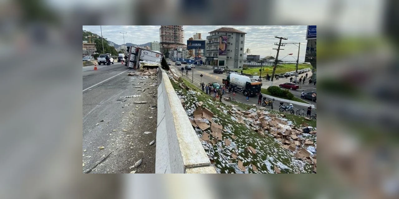 Vídeo: Carga de peixe é saqueada após caminhão tombar em rodovia de Santa Catarina
