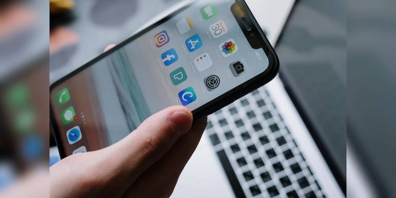 Telas de celular e computador: veja como elas podem afetar a saúde da pele