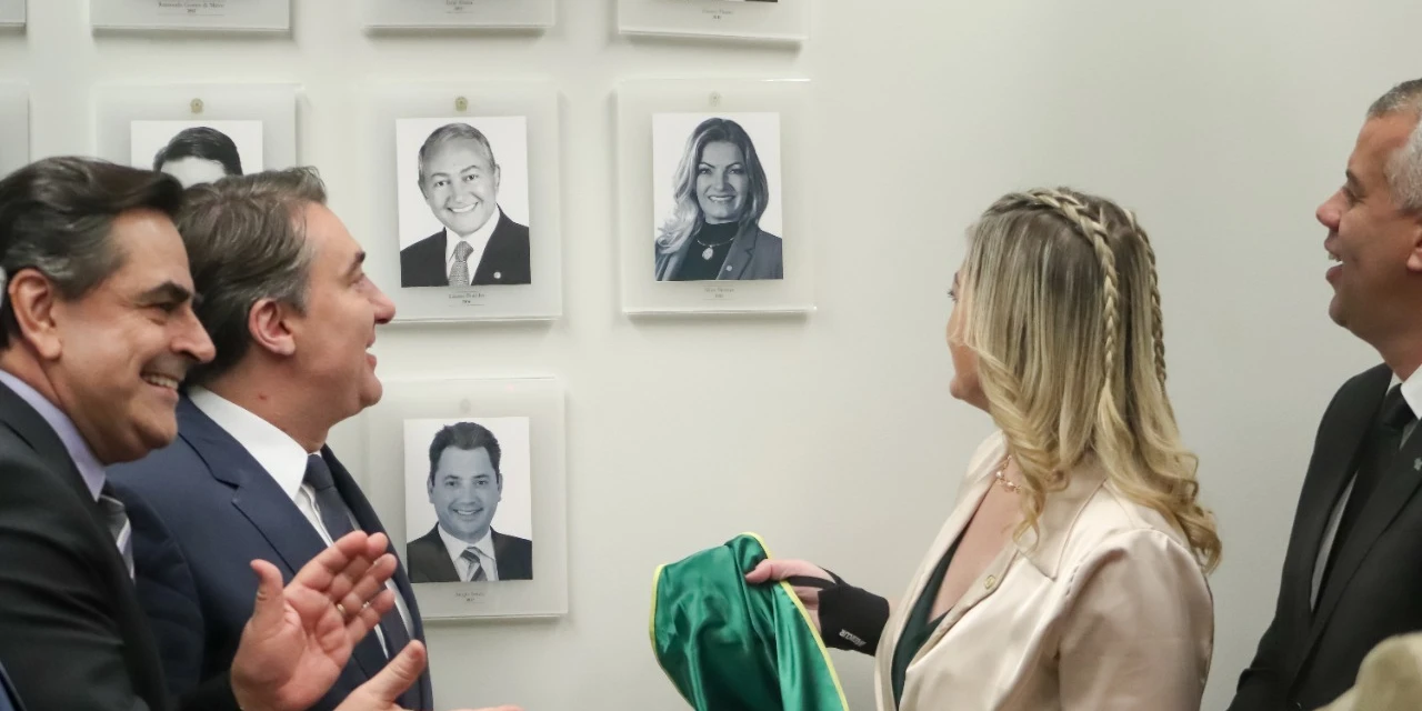 Deputada Aline Sleutjes recebe homenagem da comissão da Agricultura e faz parte da galeria dos ex-presidentes da CAPADR