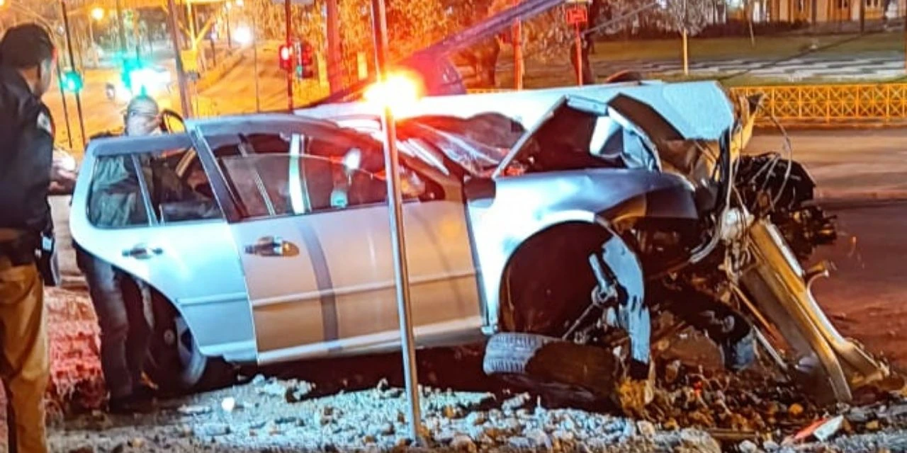 Vídeo mostra carro destruído após acidente no Centro de Ponta Grossa