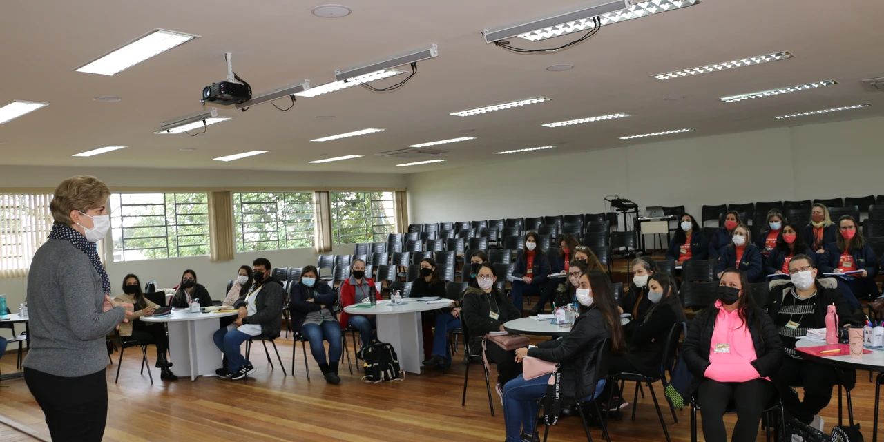 Professores e coordenadores pedagógicos de Castro participam de Seminário do Formar Alfabetização