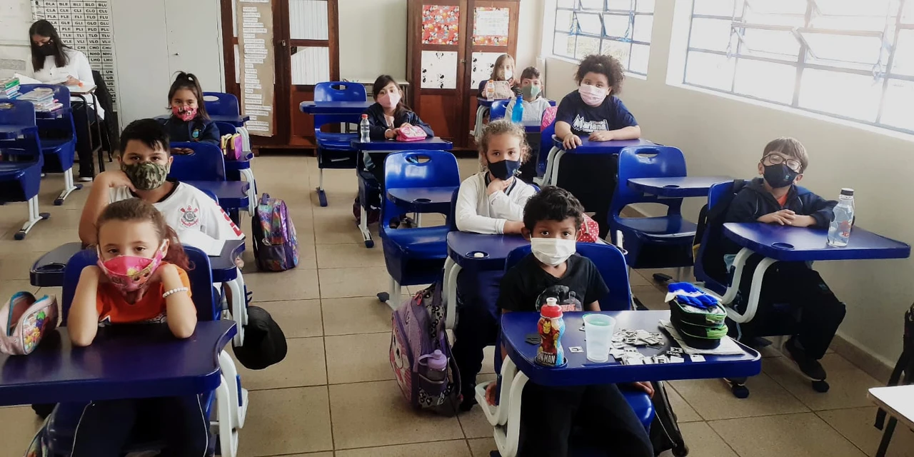 Alunos da rede municipal de Castro voltam a usar máscara em sala de aula