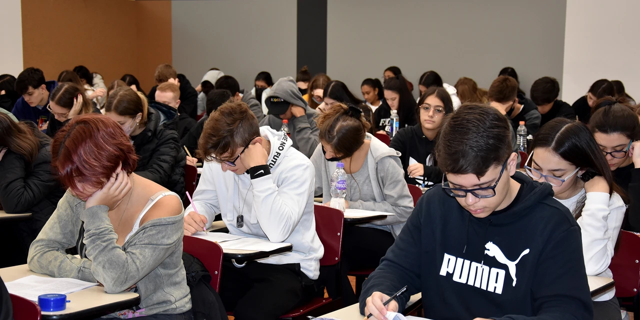 Mais de 2,5 mil estudantes participam de simulado do Enem