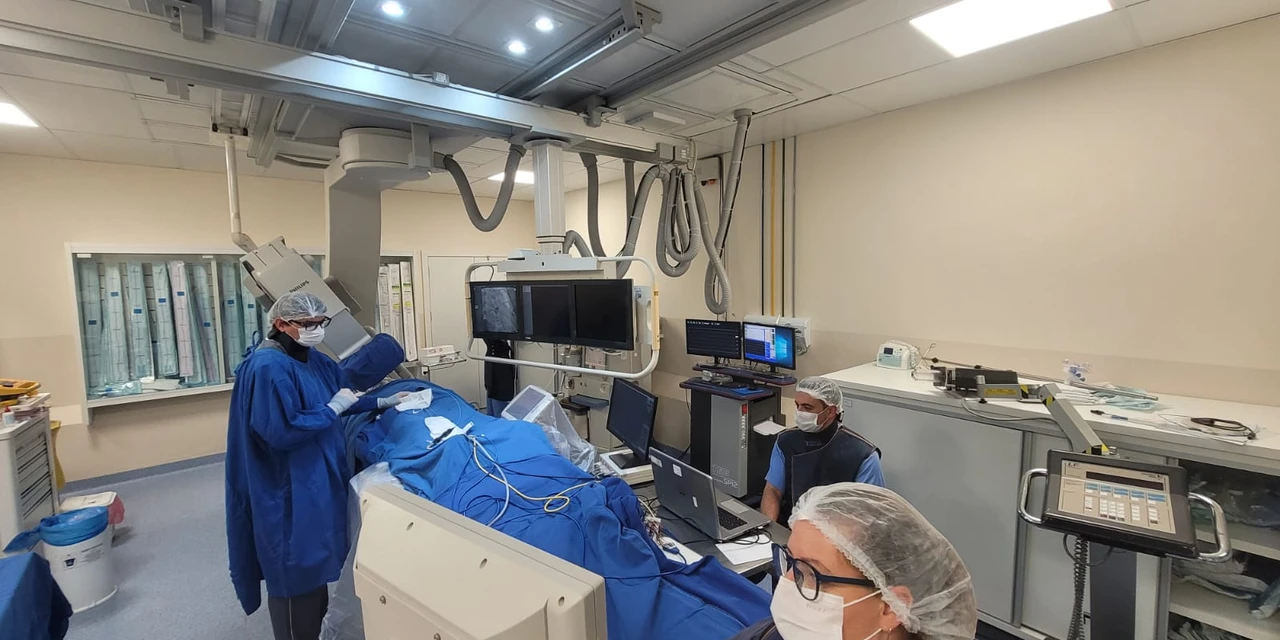 Equipe de Cardiologia e Hemodinâmica da Santa Casa realiza procedimento inédito em PG