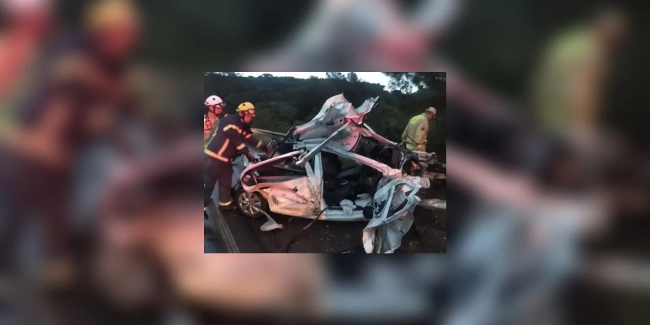 Idosa morre após carro bater de frente com caminhão na PR-170