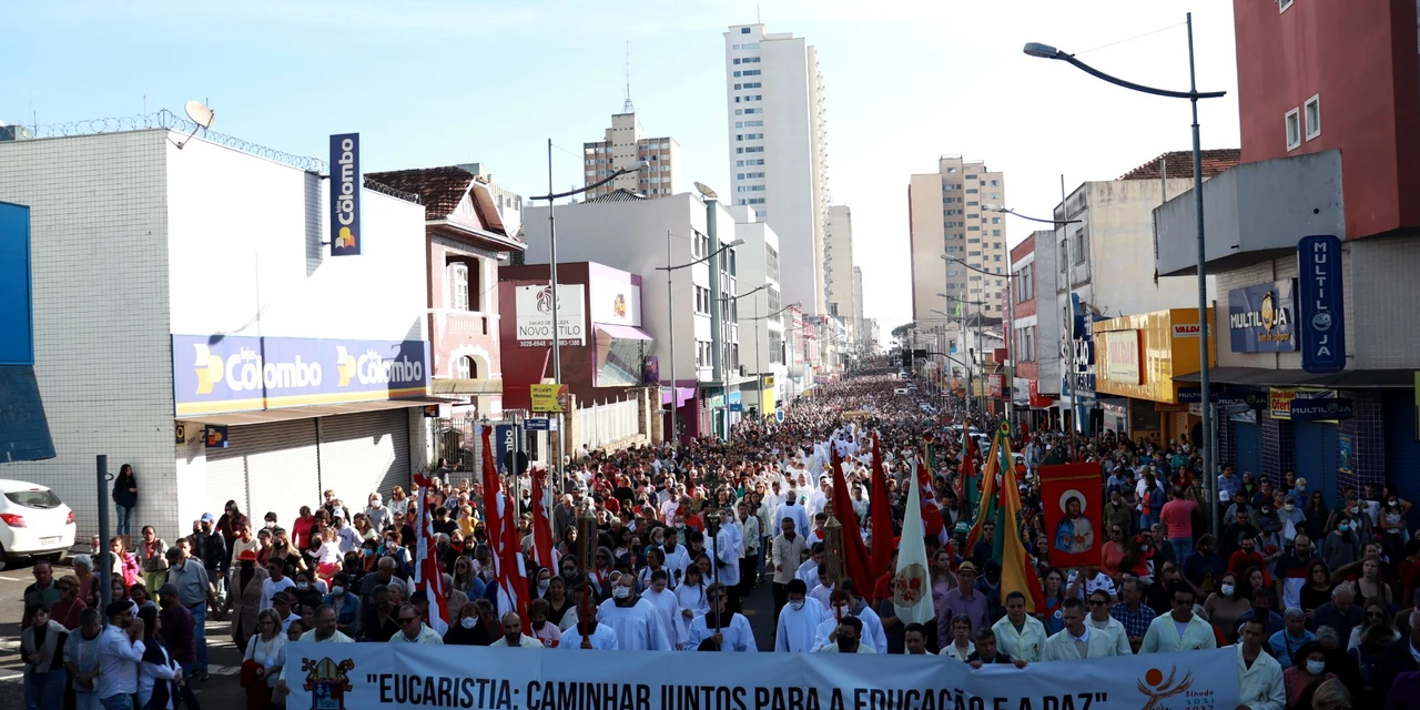 Fotos: Multidão de fiéis marca presença na procissão de Corpus Christi em PG 