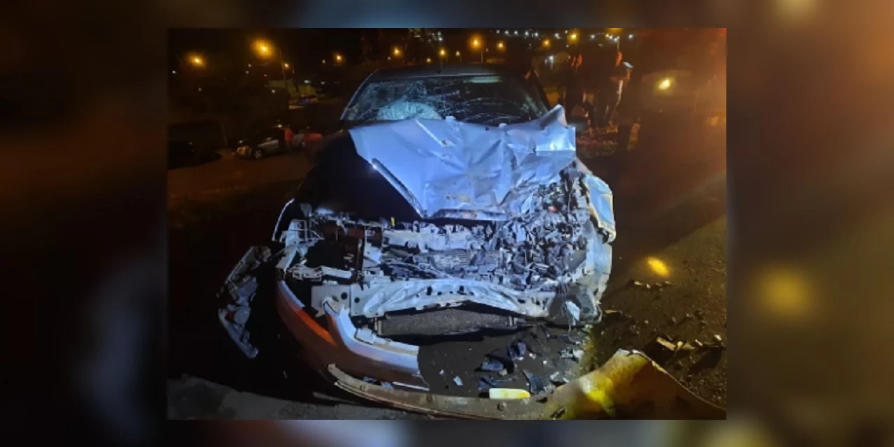 Colisão entre carro e máquina agrícola em rodovia paranaense deixa dois idosos gravemente feridos