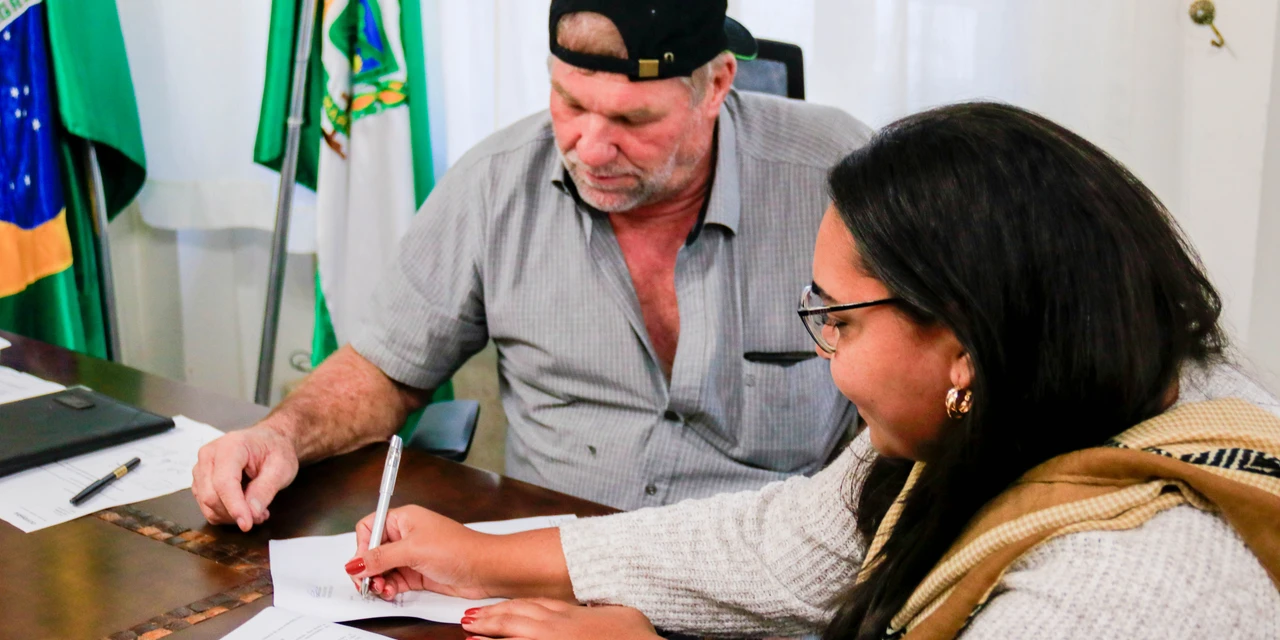 Prefeito de Tibagi assina contrato para a construção de CMEI em São Bento