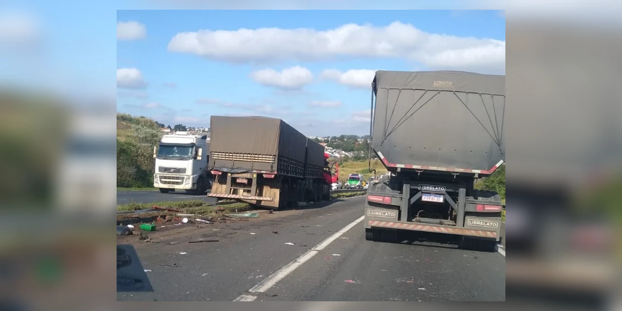 Colisão traseira entre dois caminhões complica trânsito na BR-376 em PG