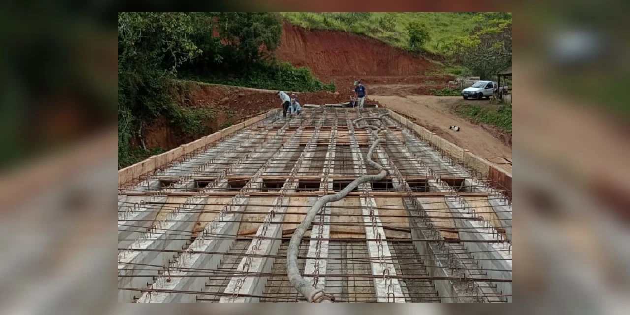 Ponte sobre o Rio Ribeira, entre Castro e Campo Largo, recebe concretagem