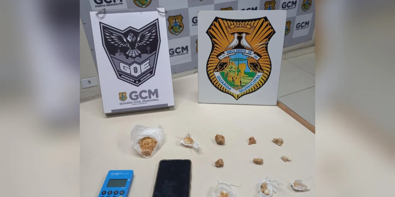 'Dupla do tráfico' equipada com máquina de cartão é presa em bairro de PG