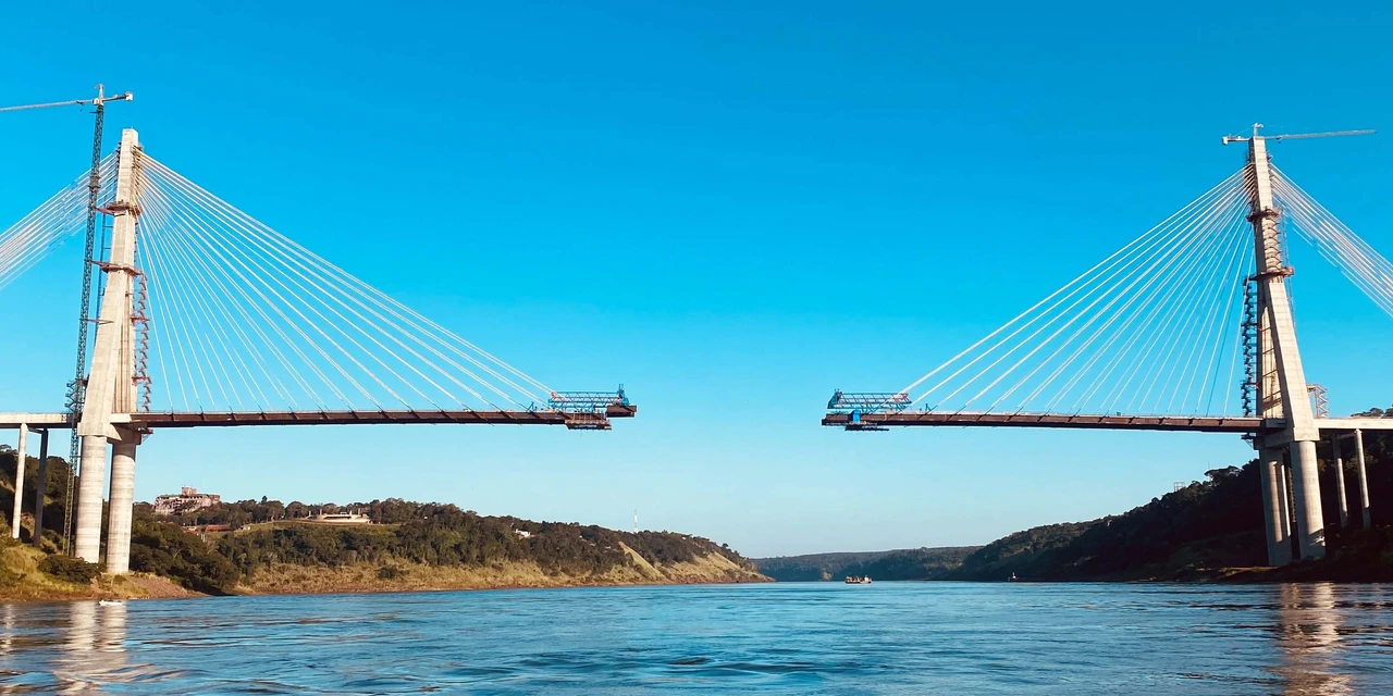Fotos: Ponte da Integração Brasil-Paraguai chega a 86% de execução