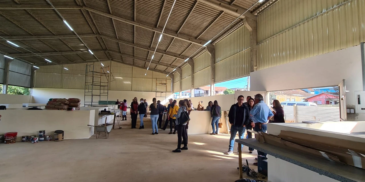 Secretaria Municipal de Agricultura de Castro discute organização do mercado do produtor