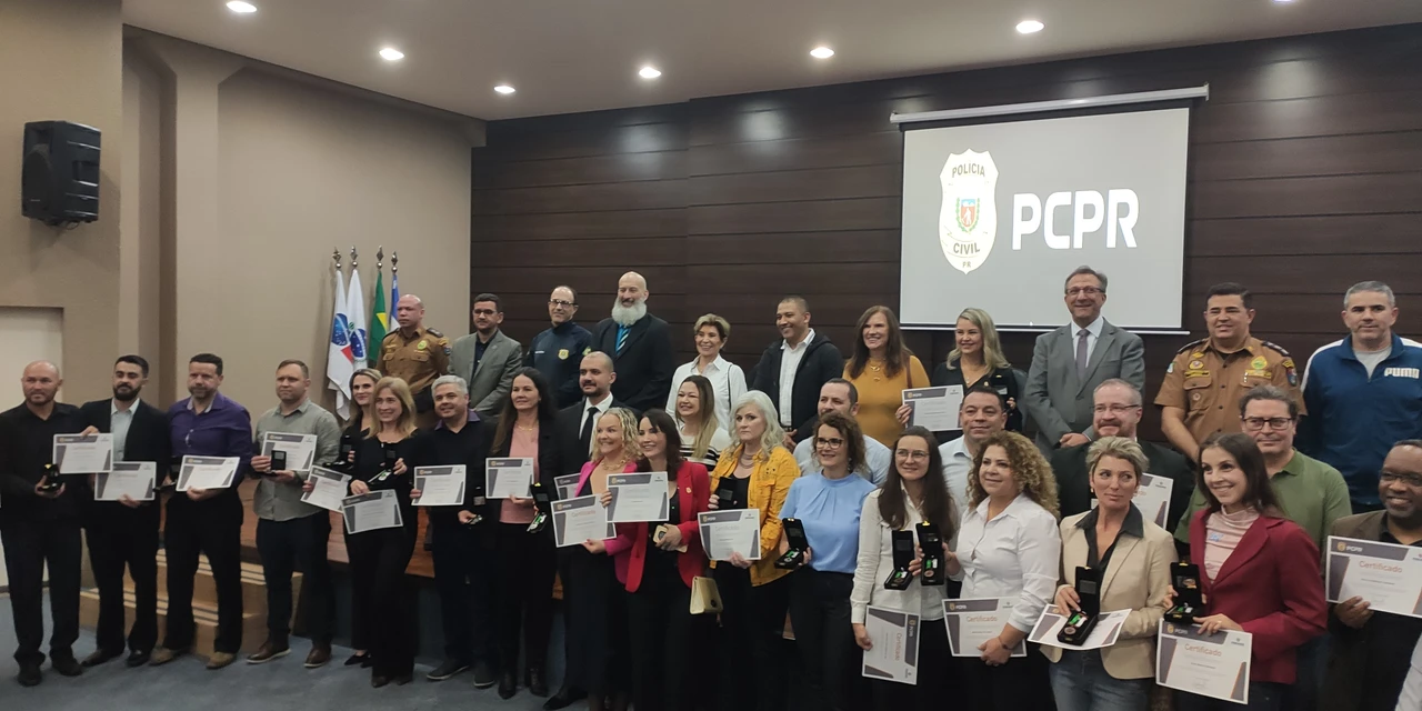 PCPR realiza entrega de medalhas para policiais civis em Ponta Grossa