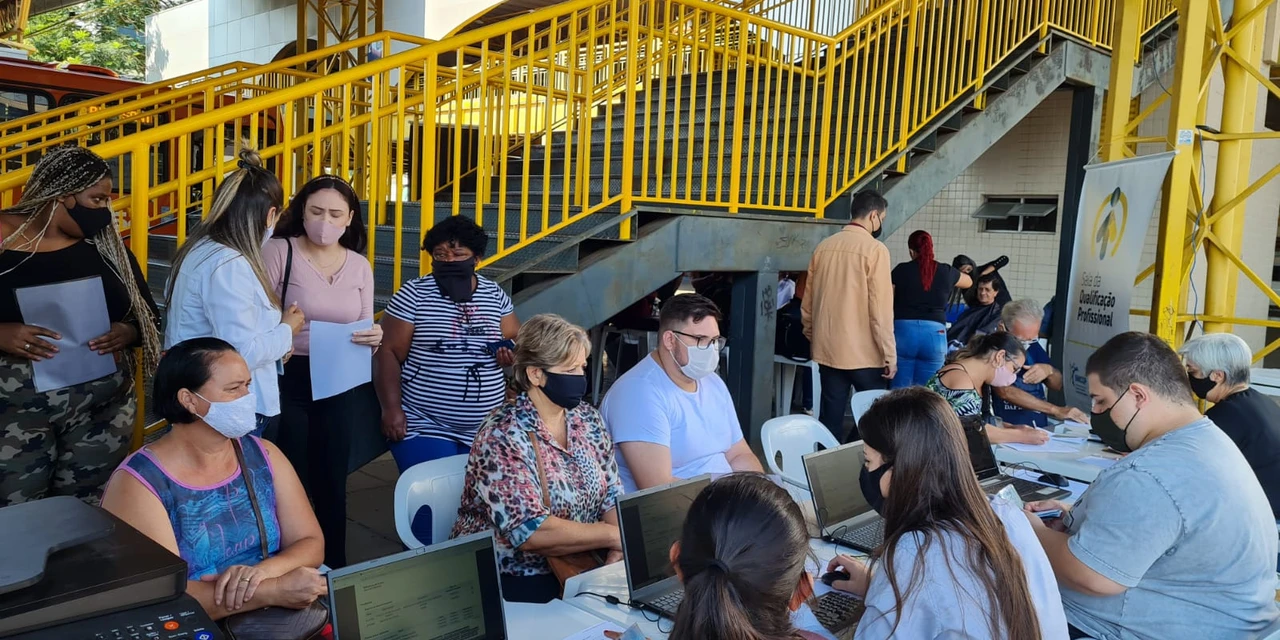 Agência do Trabalhador Móvel oferece 400 vagas de emprego, no Terminal Central, nesta quinta (30)