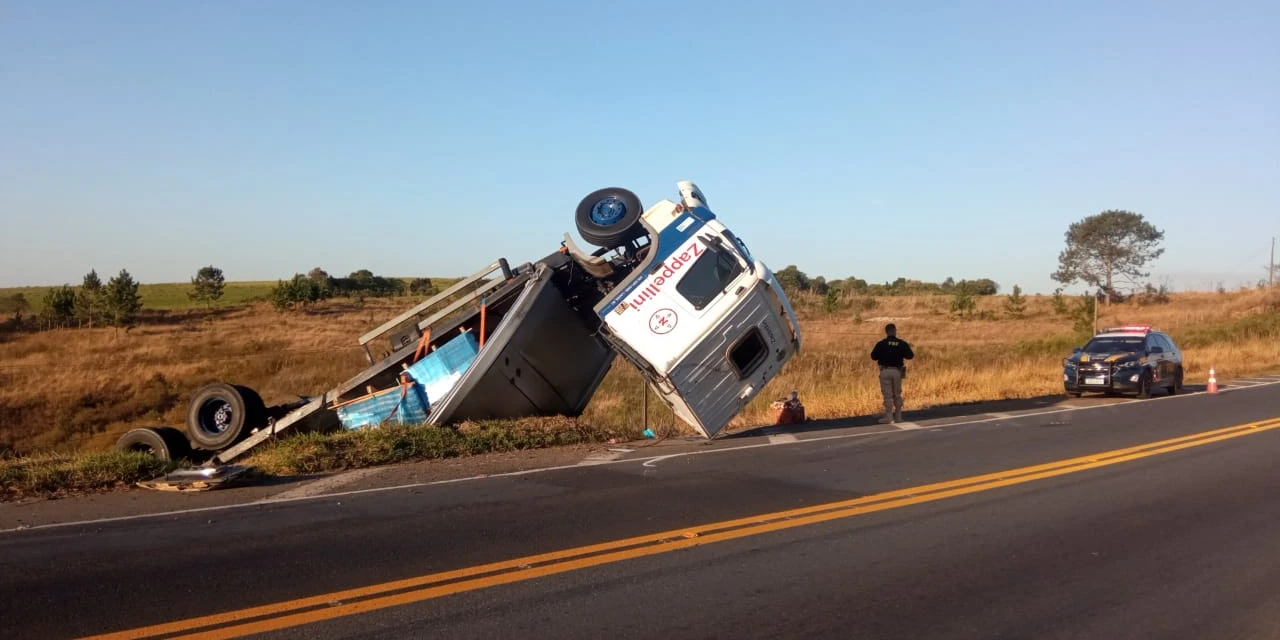 Caminhão capota em rodovia da região dos Campos Gerais