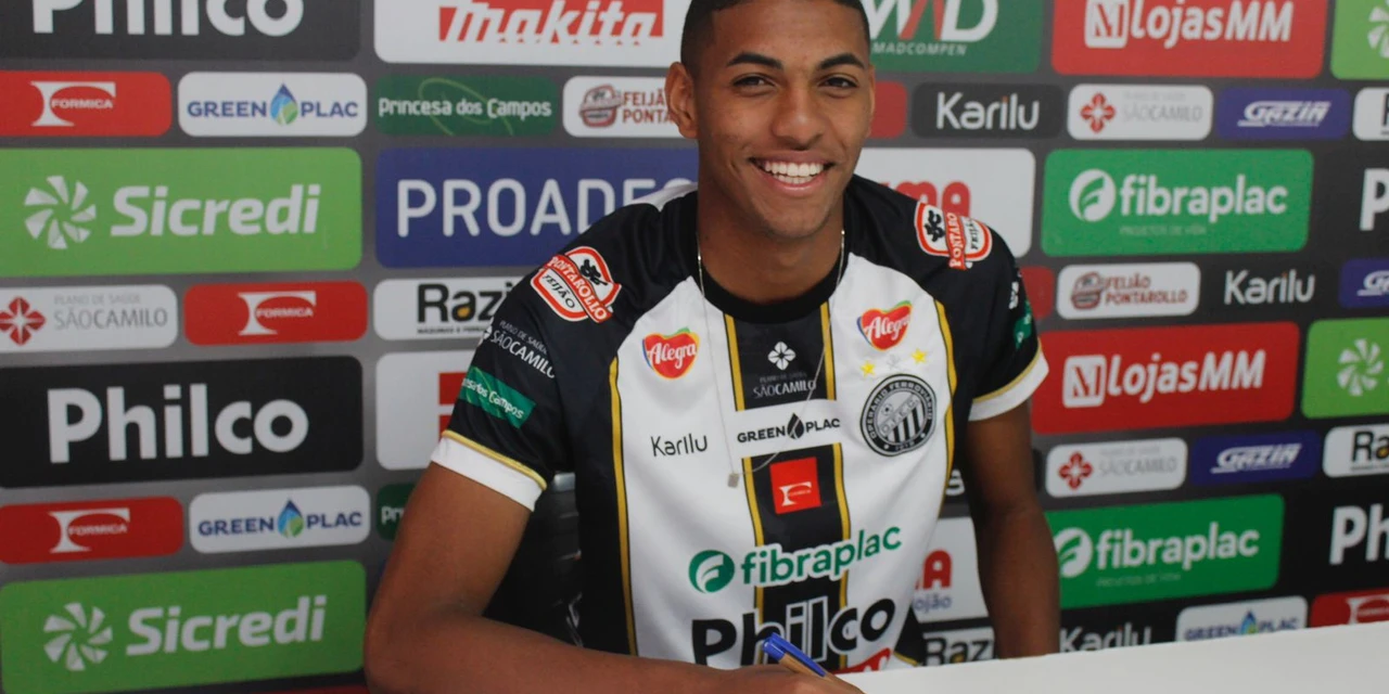 Com 17 anos, zagueiro Renan assina contrato profissional com o Operário