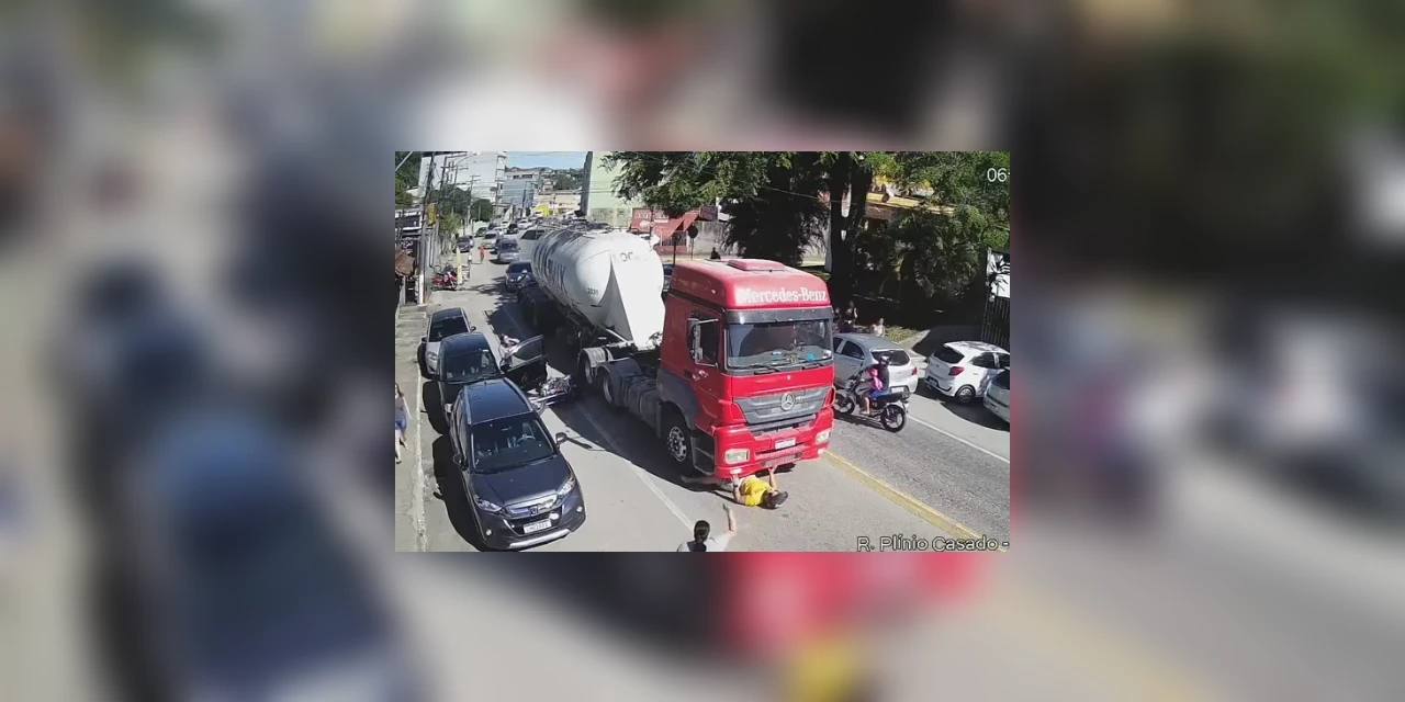 Vídeo: Motociclista é atirado para debaixo de caminhão e escapa vivo