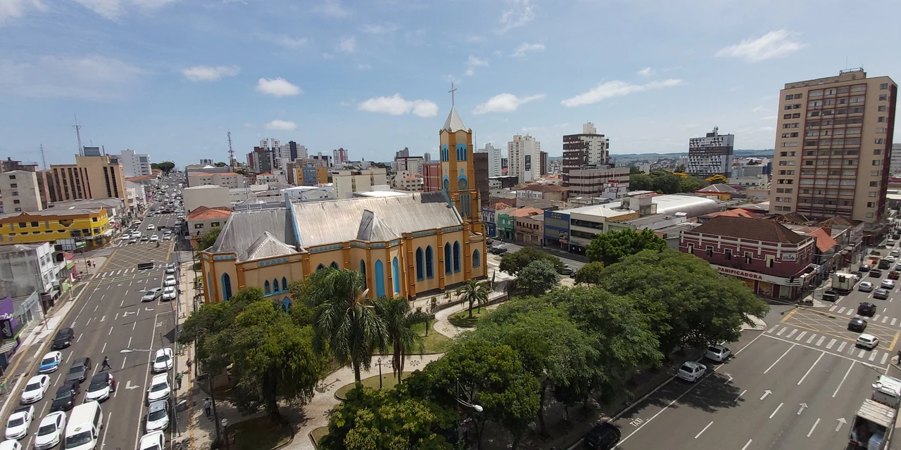 Dupla é presa por tráfico de drogas em praça no Centro de PG