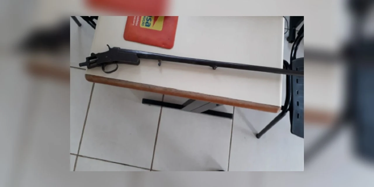 Espingarda é encontrada dentro de capa de guarda-chuva em bairro de PG