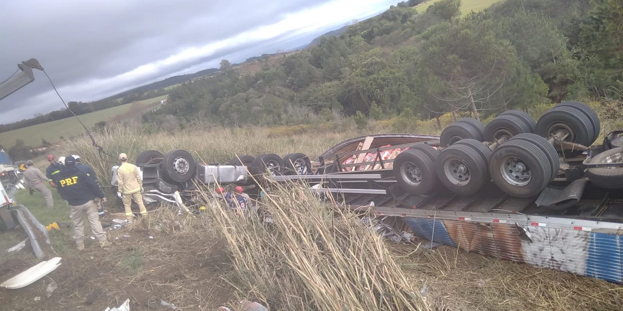 Motorista fica ferido após caminhão tombar na BR-376