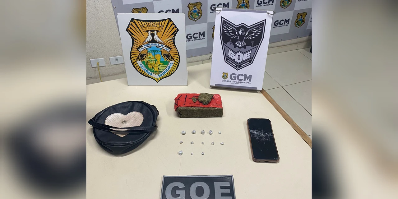 Mulher é presa com bolsa 'recheada' de maconha e crack em PG