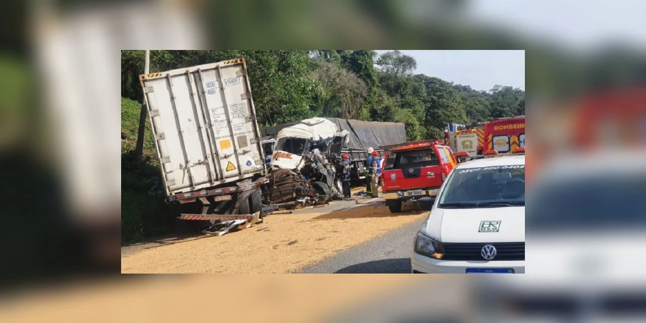 Acidente entre caminhões mata dois homens na BR-277