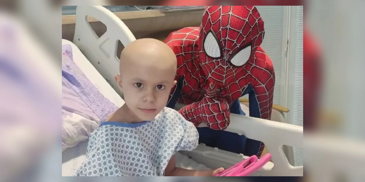 Pai se veste de herói e doa brinquedos para agradecer tratamento da filha com câncer