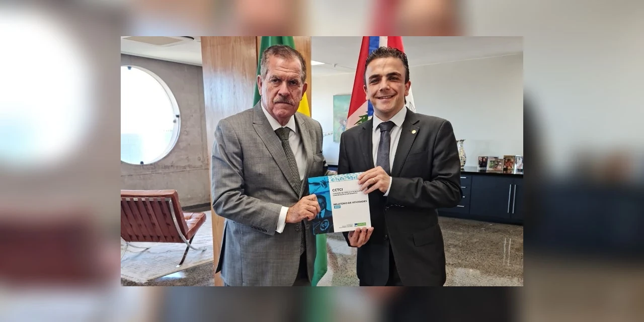 Aliel entrega relatório da Comissão de Ciência e Tecnologia ao presidente do STJ