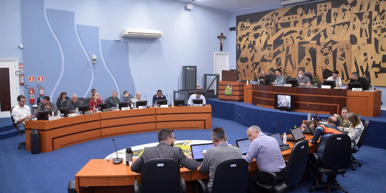 PL que proíbe manifestações que ofendam religiões dentro de escolas em PG é aprovado pela Câmara