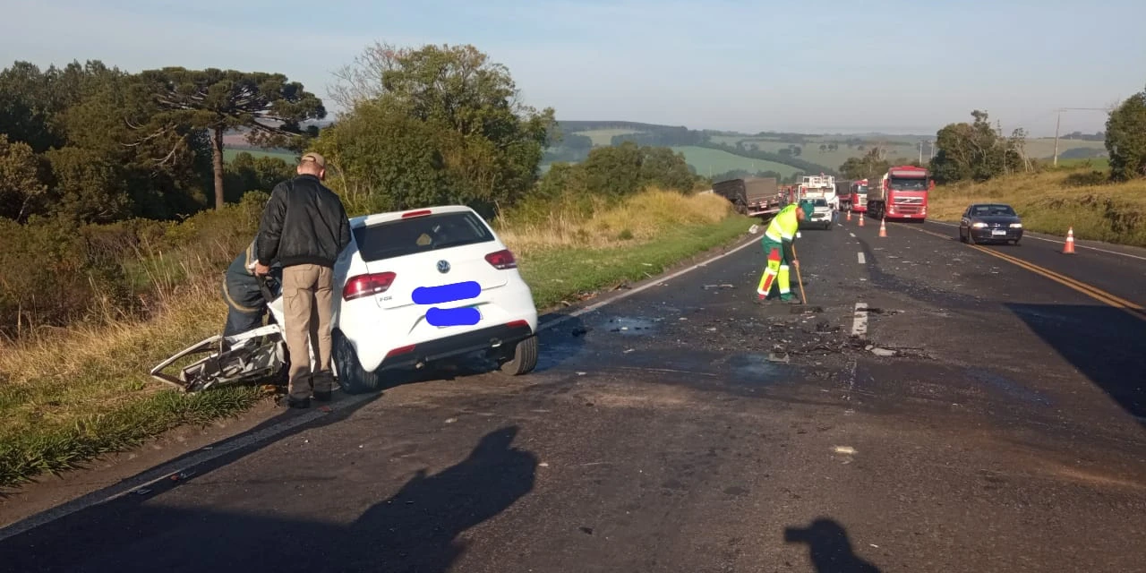Acidente gravíssimo entre carro e caminhão termina com dois mortos na BR-277