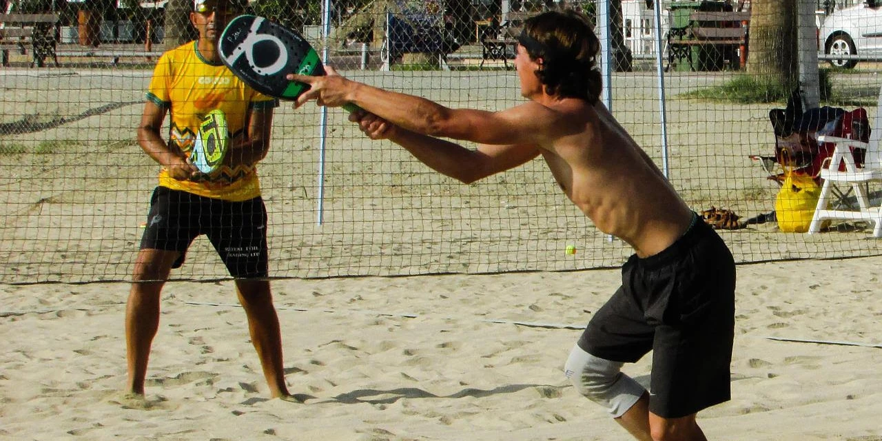 Prática de beach tennis exige preparo físico, diz ortopedista