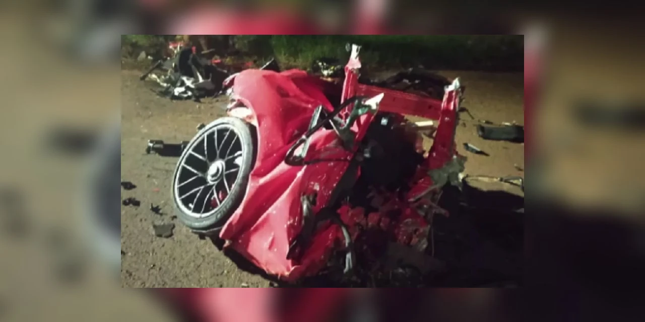 No PR, Porsche fica destruído após bater contra árvore e capotar