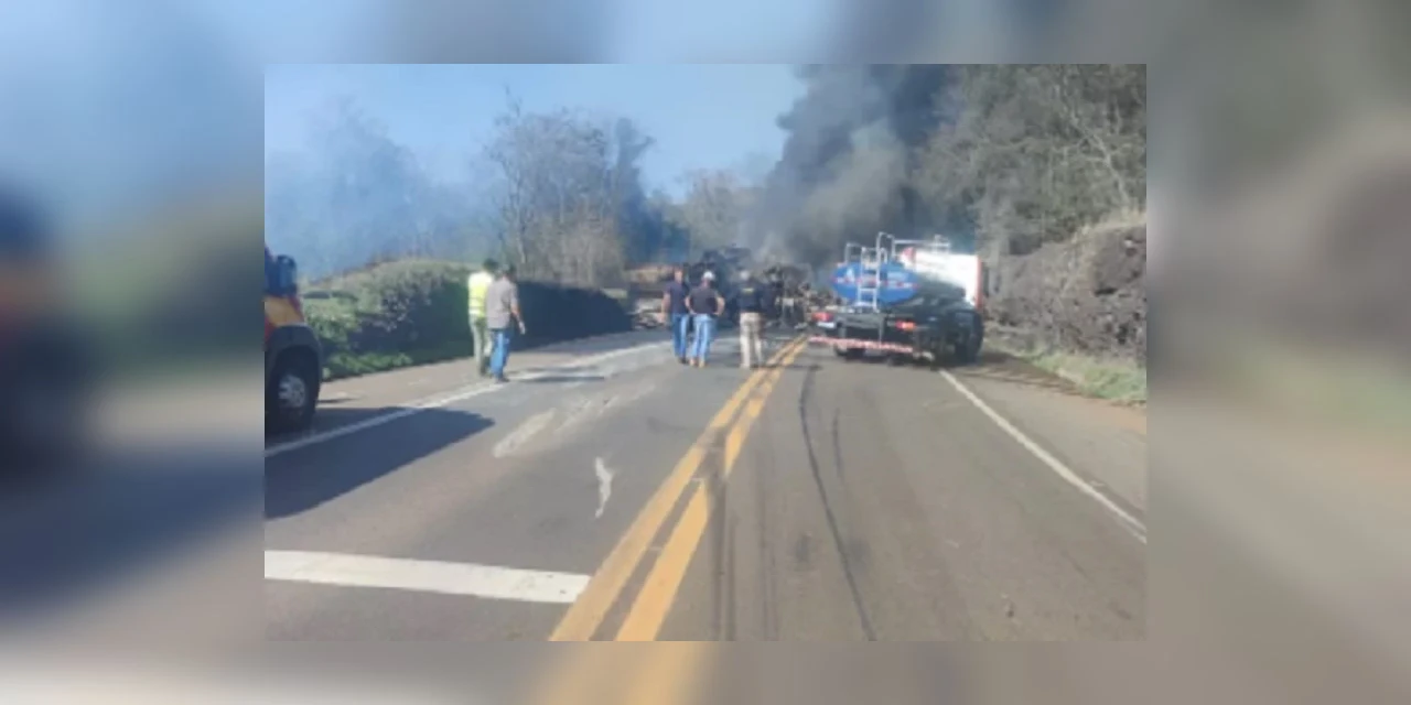 No PR, colisão frontal entre caminhões acaba com motoristas mortos