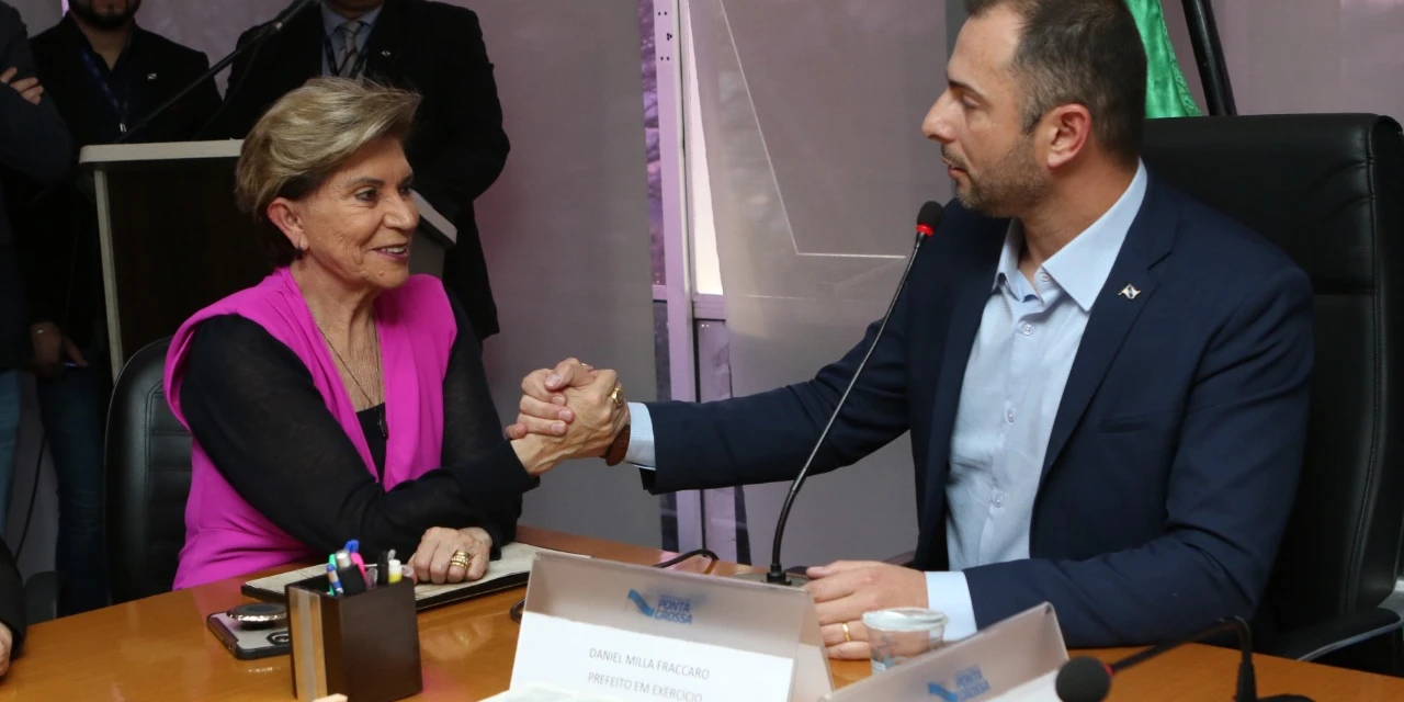 Elizabeth Schmidt transmite cargo para Daniel Milla