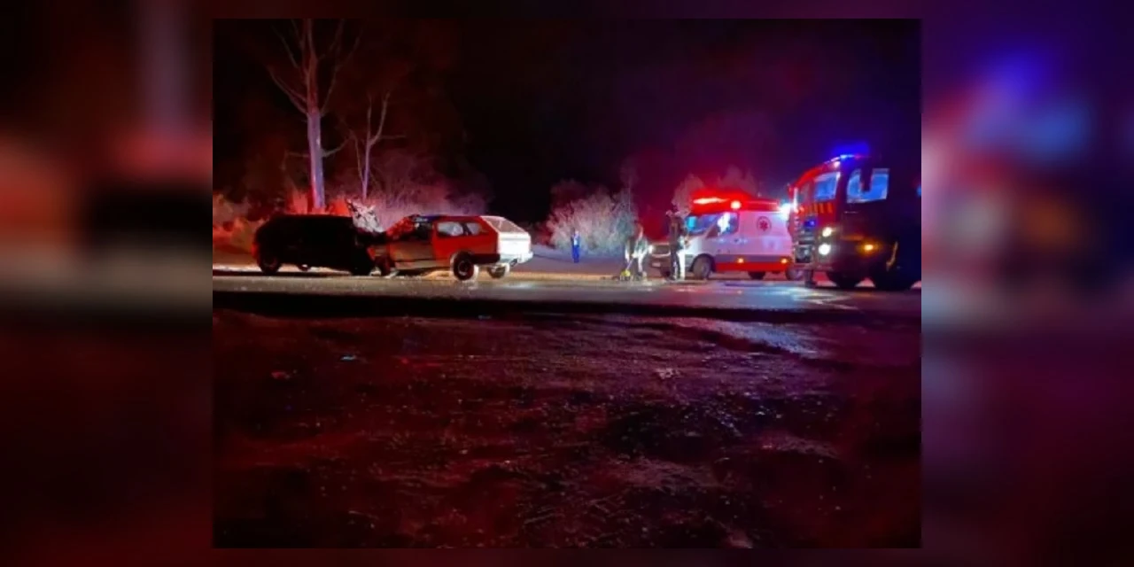 Três pessoas morrem após colisão frontal entre veículos na PR-492