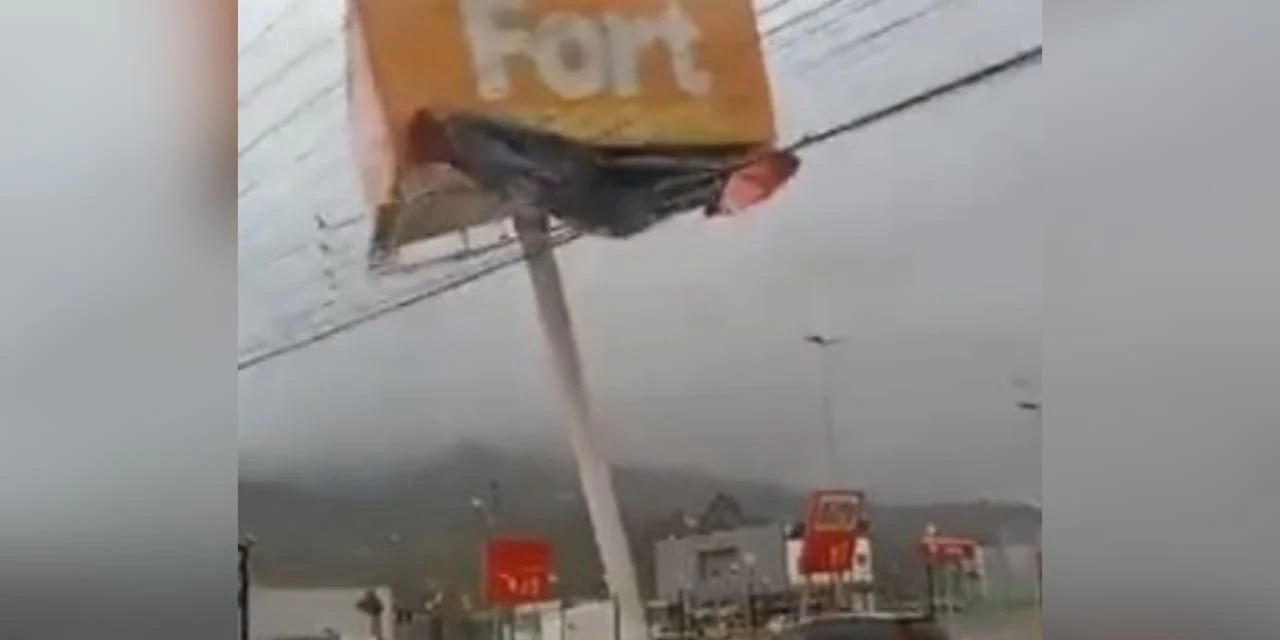 Vídeo: Placa de mercado desaba durante ventania em SC e quase atinge carro