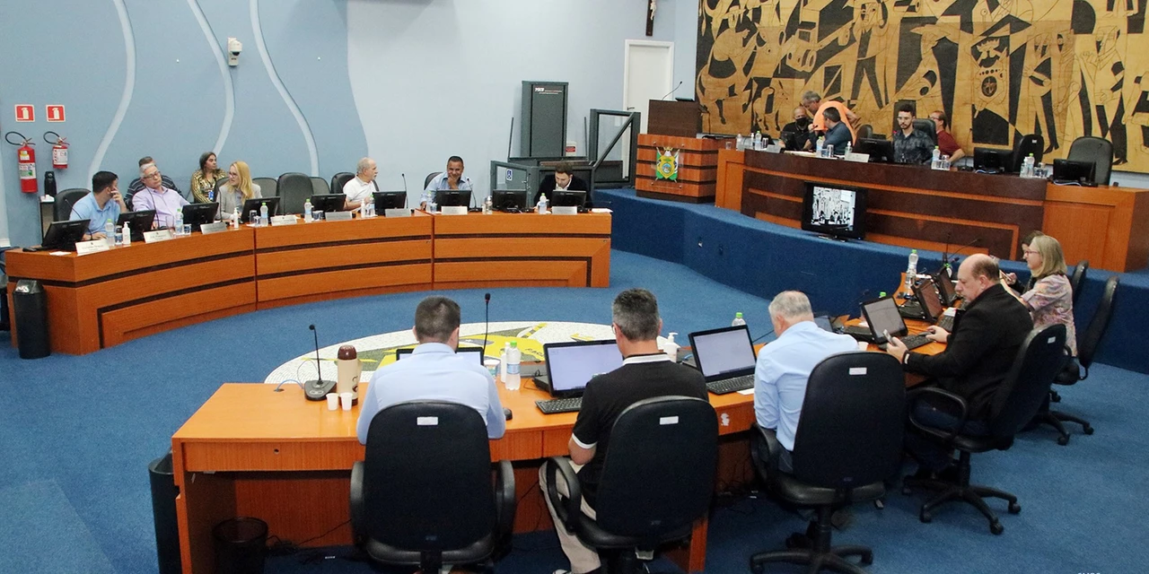 Pedido de vistas adia votação de PL que obriga estabelecimentos a oferecerem água gratuita em Ponta Grossa