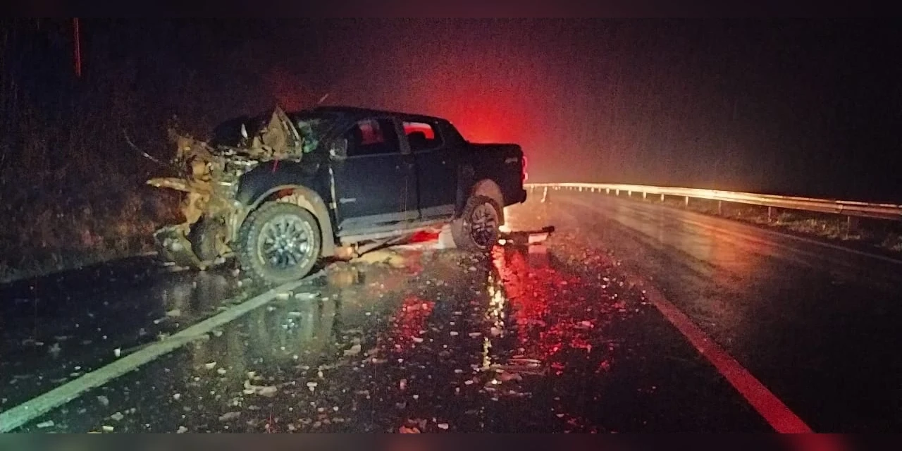 Colisão entre caminhonete e caminhão termina com uma morte na BR-376 em PG