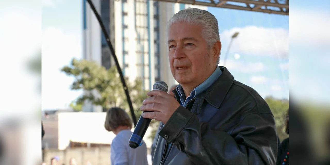 "Eu não sou candidato contra o Ratinho, porque ele não é governador do Estado, não há Governo no Paraná", declara Requião 