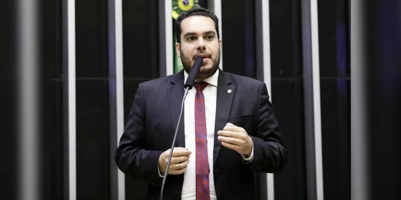 "As pesquisas estão de palhaçada", afirma Paulo Martins, candidato ao Senado no PR