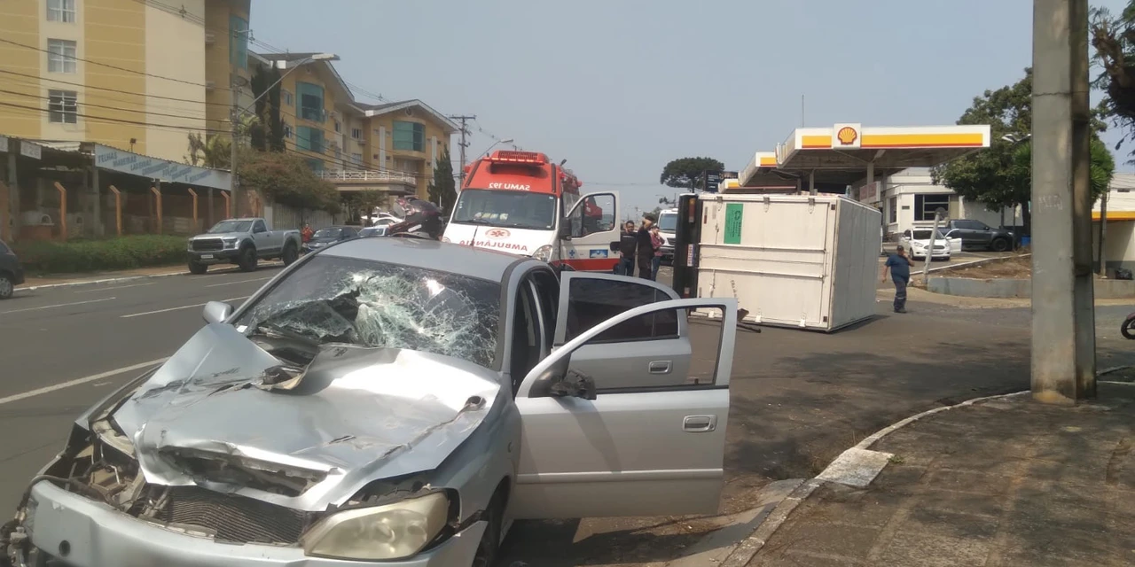 Fotos: Caminhão tomba após acidente na Avenida Visconde de Mauá em PG