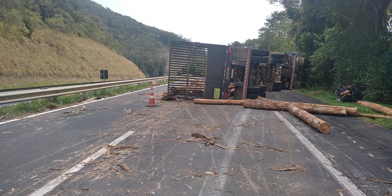 Acidente envolvendo carro e caminhão deixa quatro mortos na BR-376