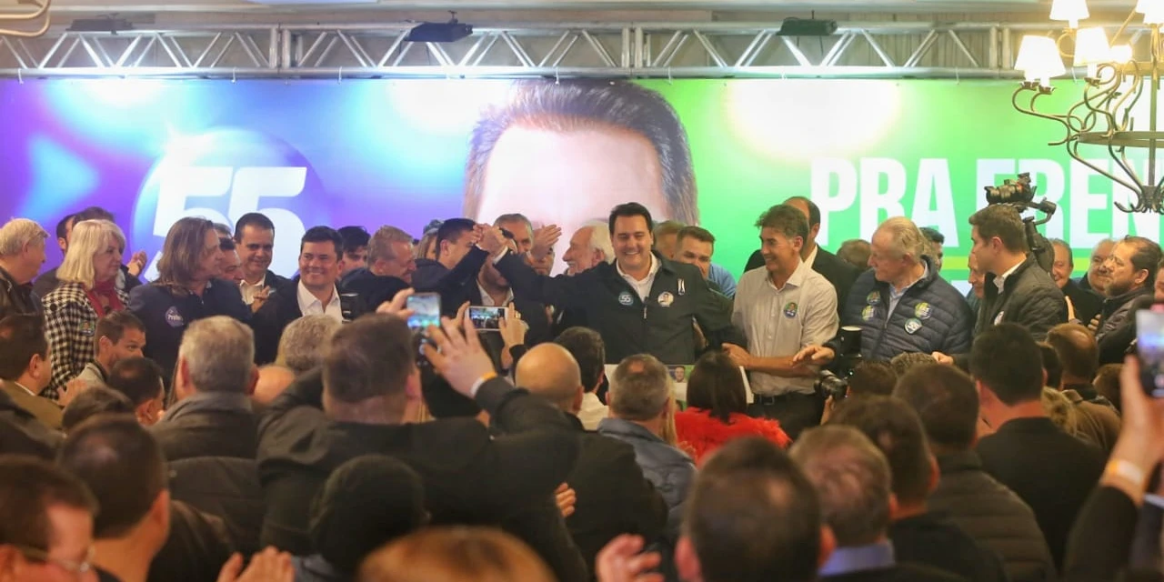 Ricardo Barros desce do palanque antes do discurso do ex-juiz Moro