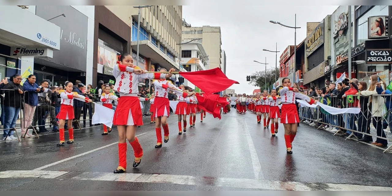 Sessenta e três instituições desfilam na Avenida nos 199 anos de Ponta Grossa, nesta quinta (15)