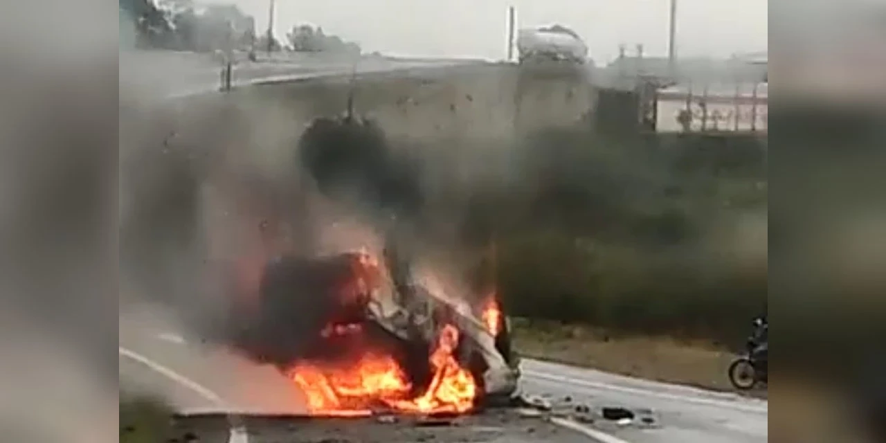 Carro capota e pega fogo na PR-151 em Carambeí