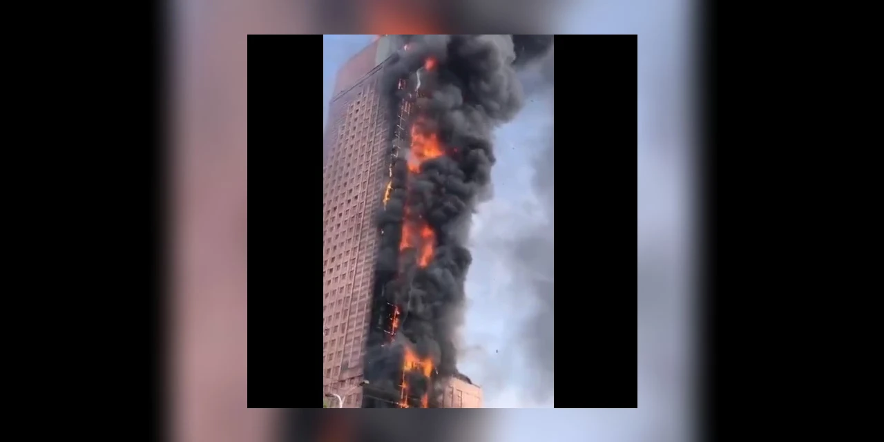 Impressionante: Incêndio toma conta de prédio com mais de 200 metros de altura na China