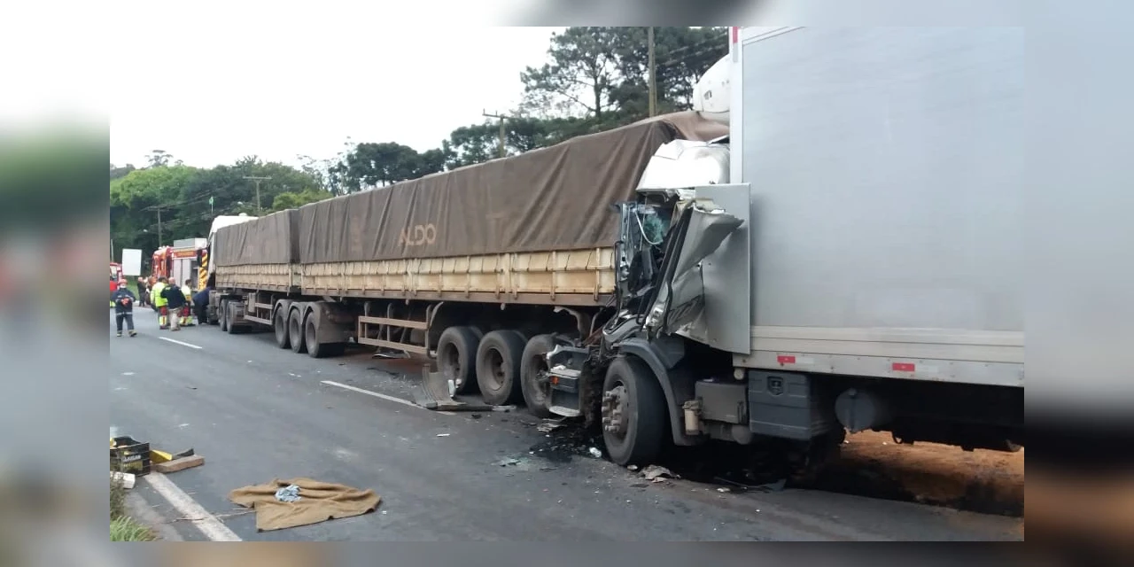 Caminhoneiro fica em estado grave após atingir traseira de bi-trem com problemas mecânicos na BR-376, em PG