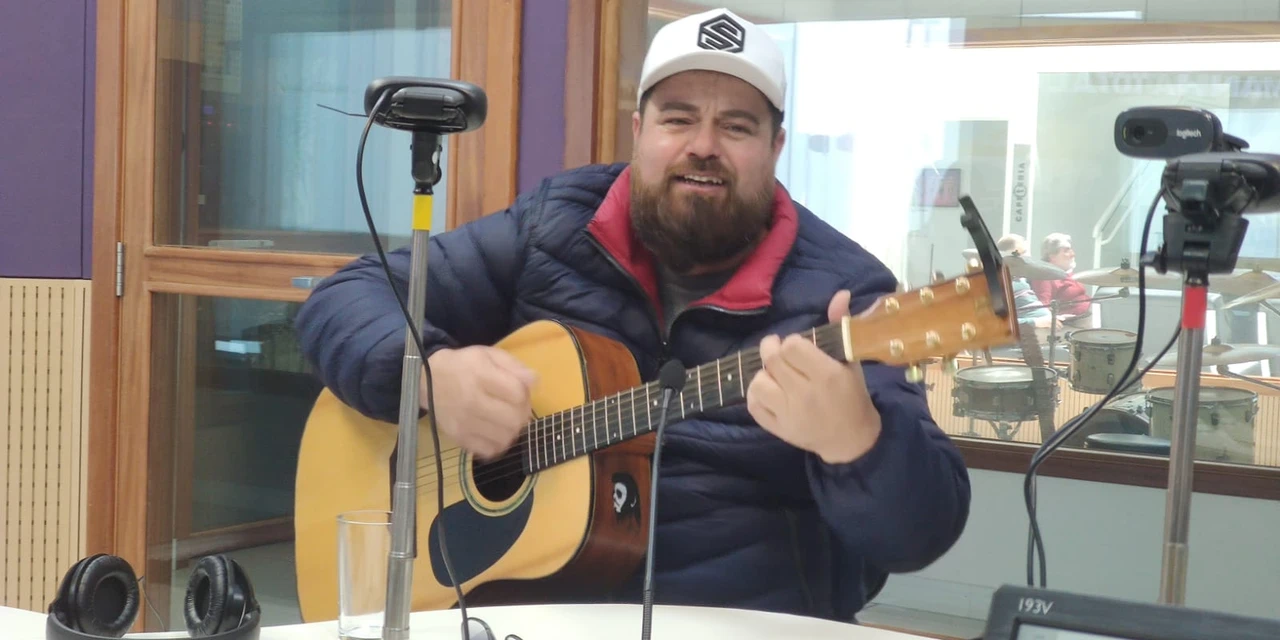 Lápis de pedreiro e lajota: Cantor Maick revela como compôs a música 'Meus Campos Gerais'