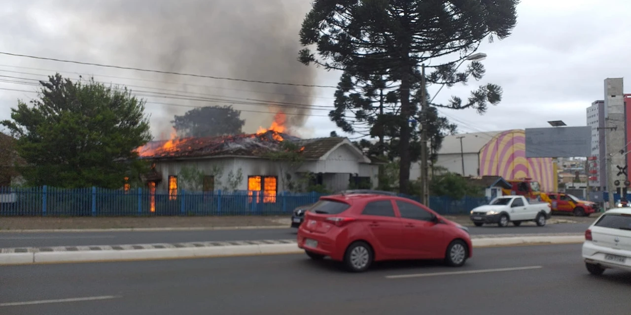 Fotos: Incêndio em antiga oficina da Rede Ferroviária mobiliza Corpo de Bombeiros em PG
